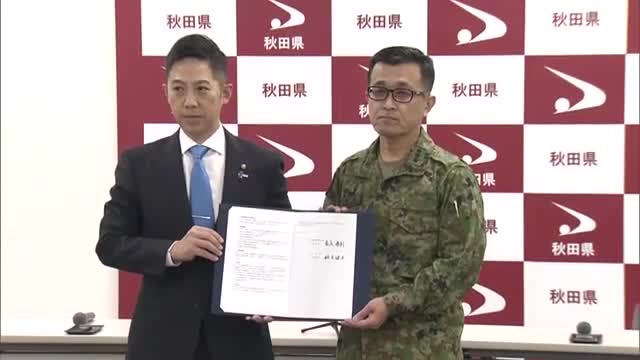 協定書を交わした鈴木知事（左）と陸上自衛隊第9師団の松永康則師団長