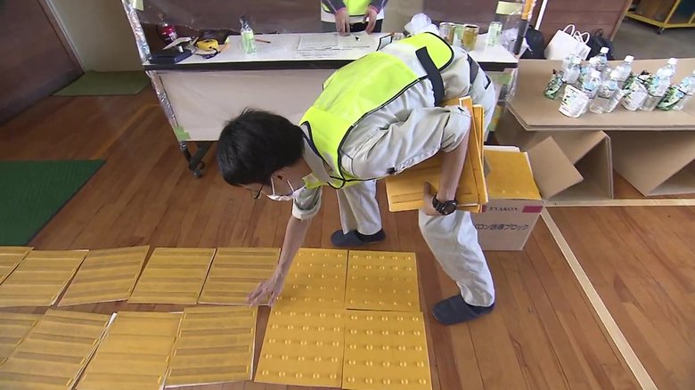 災害時に障害者が取り残されないために　西日本豪雨の教訓などから生まれた「携帯用点字ブロック」