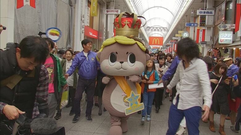 「ゆるキャラグランプリ」で優勝してパレードするしんじょう君（2016年・高知市）