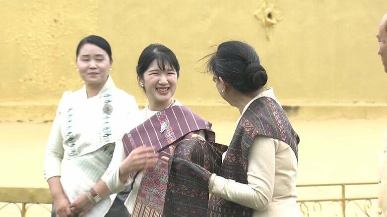 民族衣装の着付けに苦労されていた