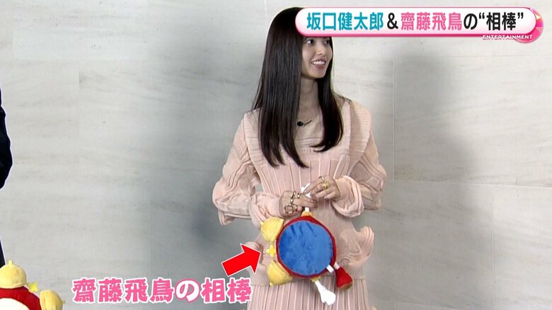 めざましくん人形の裏面を前にして持っているが…