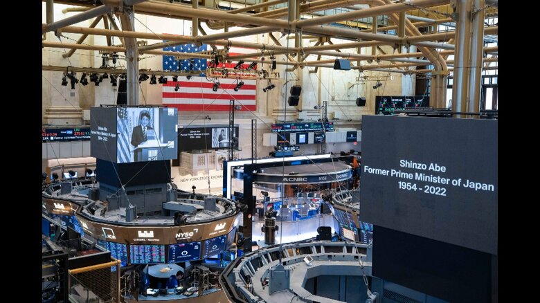 ニューヨーク証券取引所の電光掲示板には安倍元首相の写真と名前が大きく映し出された「Courtesy of NYSE Group」