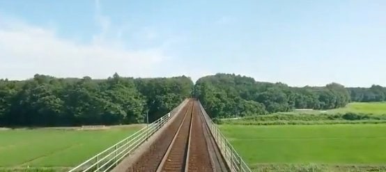 新緑と田園風景が広がる梅雨前の時期もおすすめ（提供：鹿島臨海鉄道）