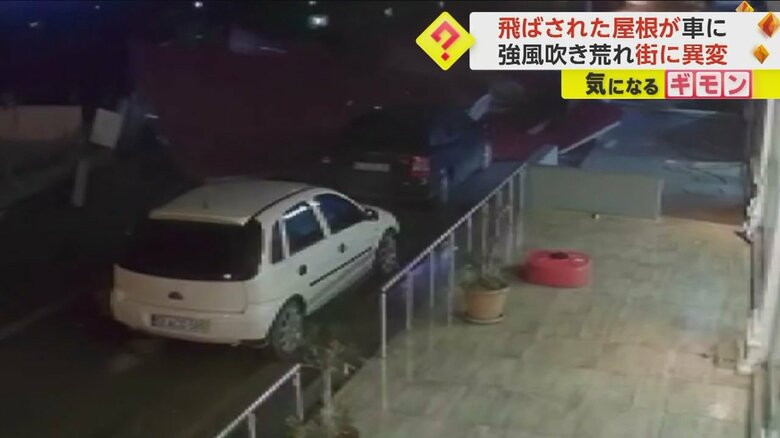 トルコ・リゼで吹き飛ばされた屋根が車にぶつかる瞬間(5)