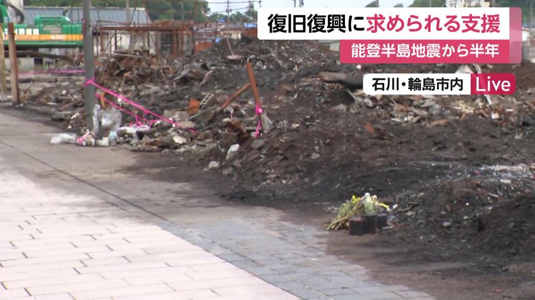 現場には、犠牲になった方を悼もうと手向けられた花があった