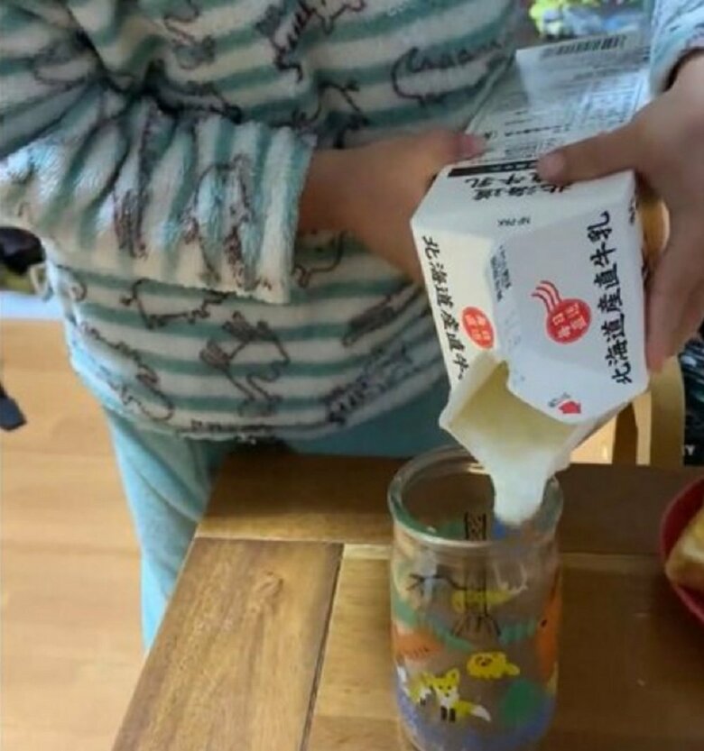 慎重に傾けていく