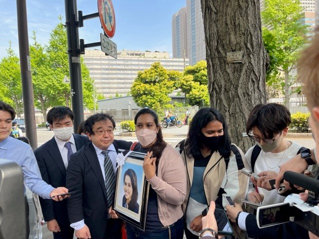 採決後ウィシュマさん遺族が記者団の取材に応じた