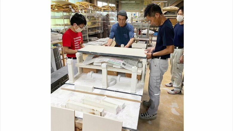 窯入れ準備の様子。一つ一つが手作業（画像提供：廣部硬器）