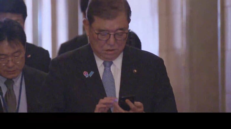 スマホを見つめる石破首相