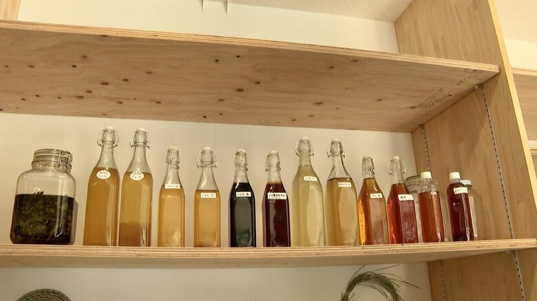 畑で取れた果実で作った自家製ジュースも