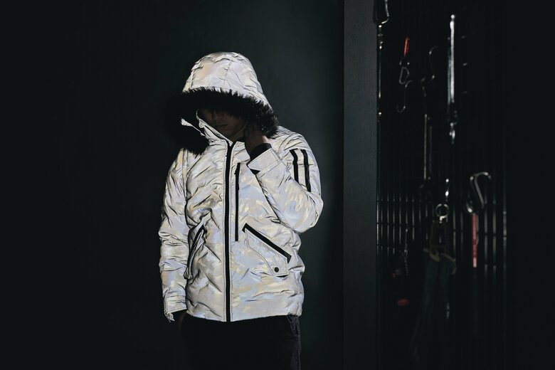 暗がりで非常に目立つ（画像提供：ワークマン）