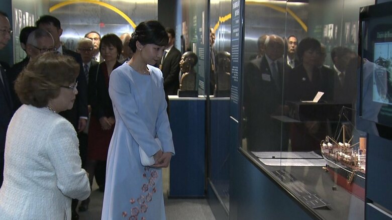 「笠戸丸」の模型を視察される佳子さま