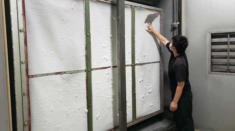 乾燥機のフィルターについたほこり（提供：西染工）