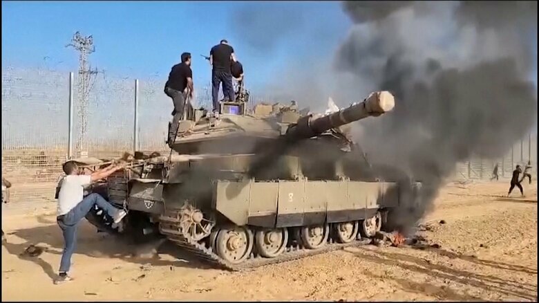 炎上するイスラエルの戦車（10月7日・ガザとイスラエルの境界付近）