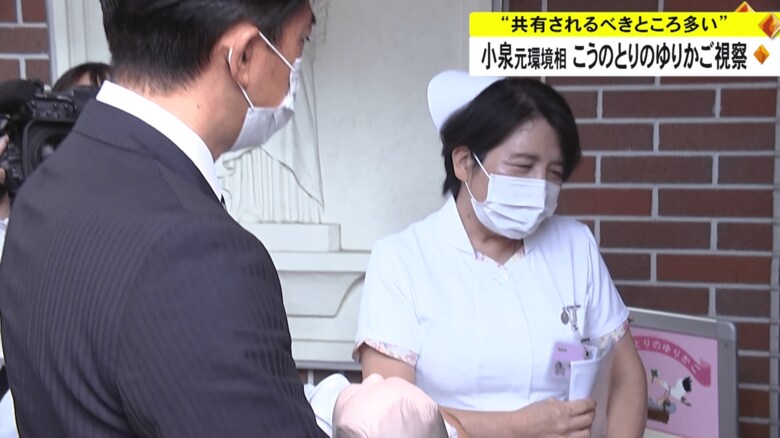 「こうのとりのゆりかご」の説明を受ける小泉元環境相