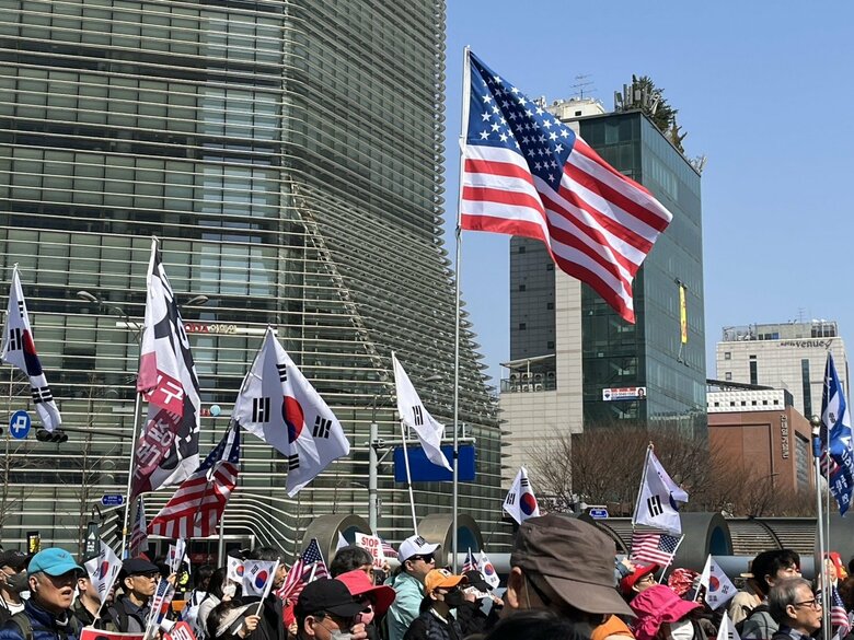 尹支持派（保守派）が掲げる韓国太極旗とアメリカ星条旗