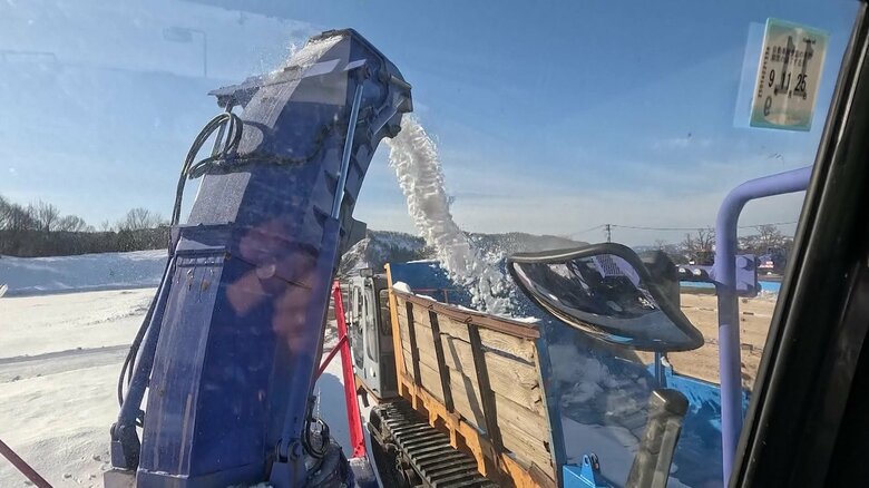 駐車場の雪をゲレンデへ