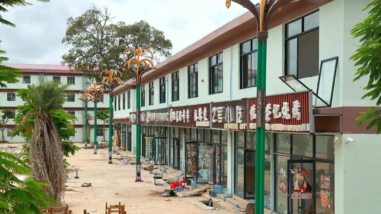 地上には飲食店などが並ぶ商業施設のような区画が広がっていた