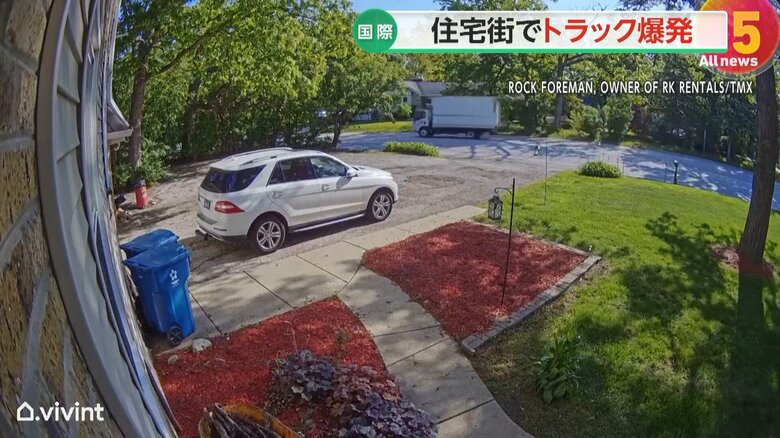 荷台のプロパンガスが漏れ出したと見られるトラックが爆発する一部始終③