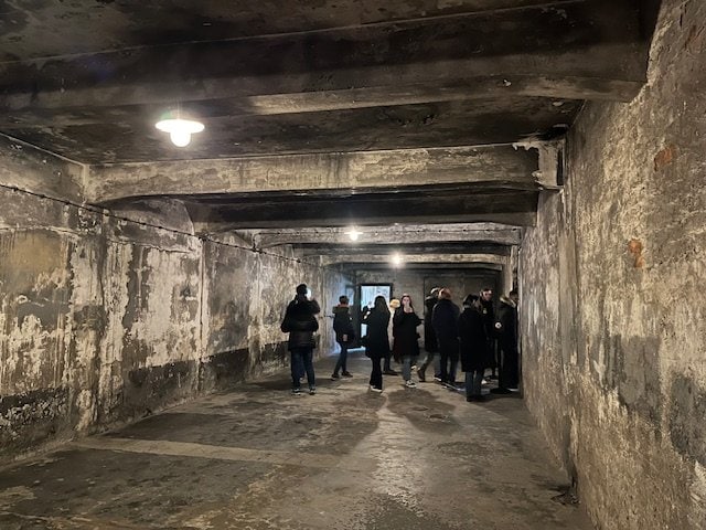 ツアーには若者の姿が圧倒的に多かった。写真はガス室跡。