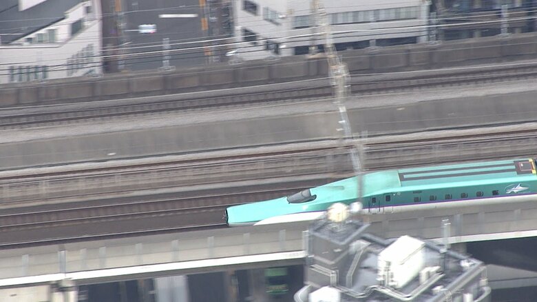 JR大宮駅に向けて連結せずに移動する「はやぶさ」