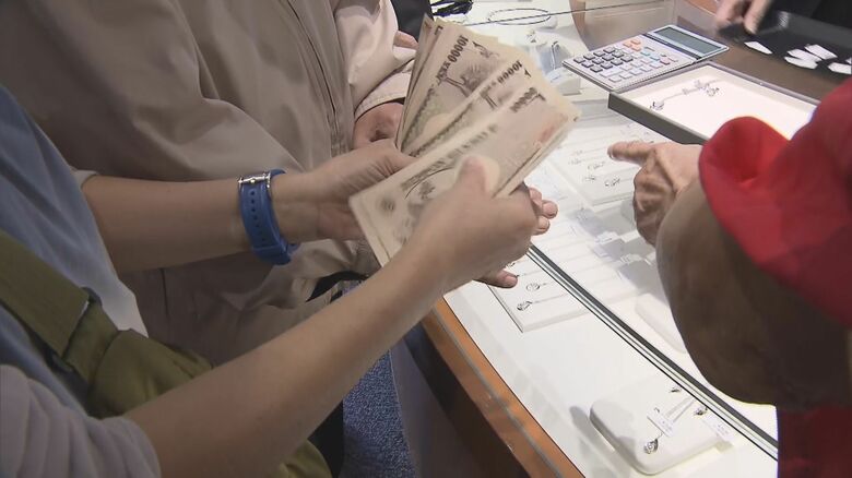10万円以上もするジュエリーが次々と売れていく