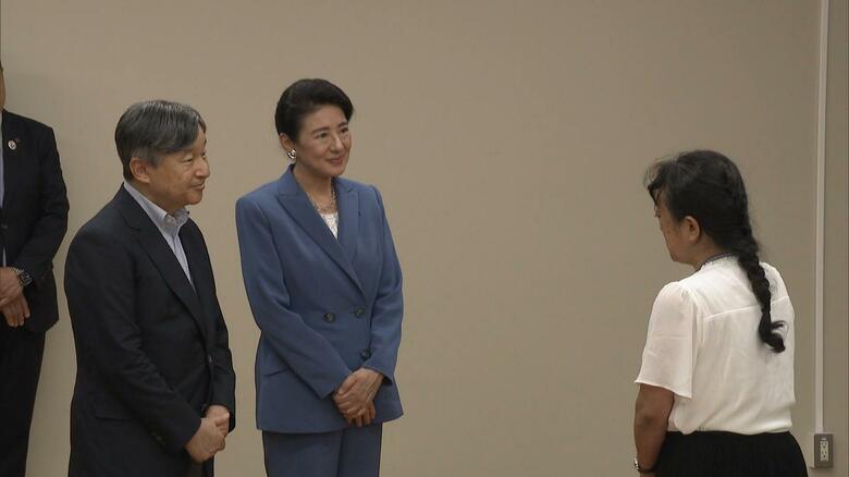 盲導犬の利用者と懇談される天皇皇后両陛下