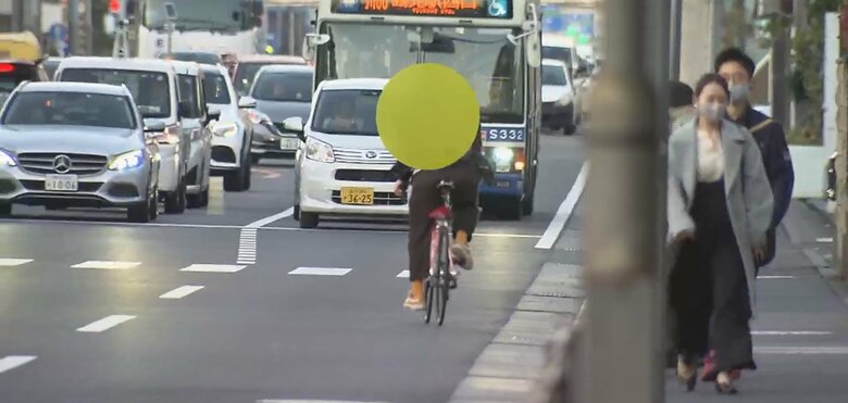 逆走する自転車