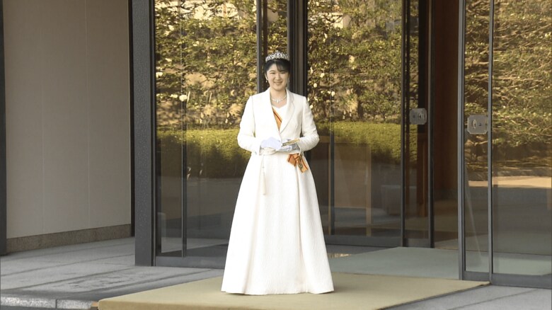 ロングドレス姿で、成年皇族行事に臨まれた愛子さま（去年12月5日）