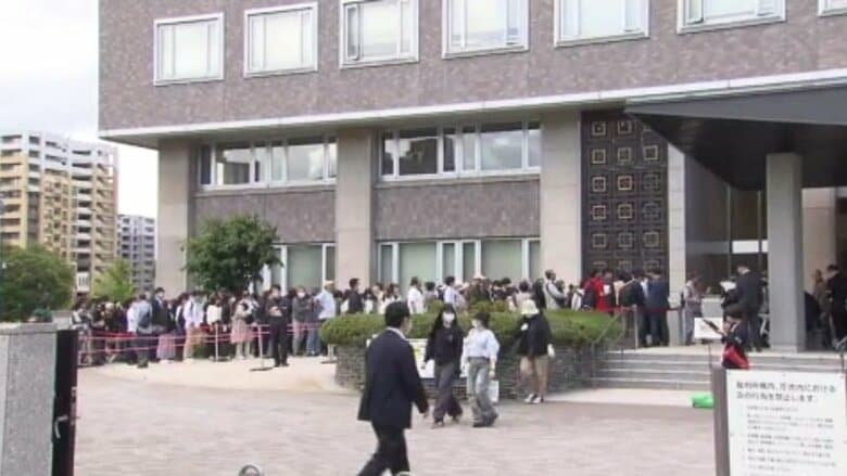 傍聴券を求める長い列 札幌地裁