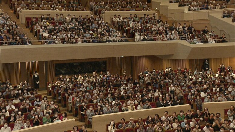 両陛下と愛子さまは、観客の盛大な拍手で迎えられた