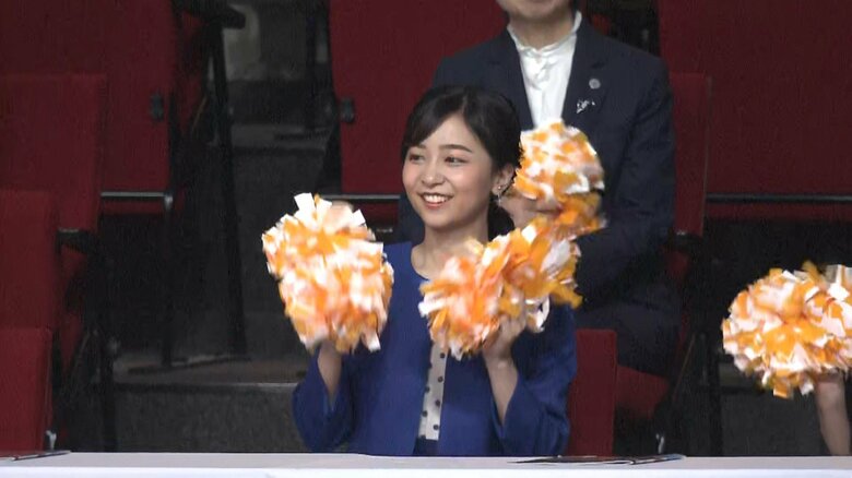 「マツケンサンバⅡ」に合わせて“ポンポン”を振られる場面も