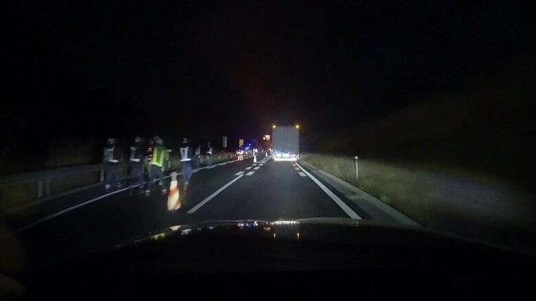 路肩に止まっていたトレーラーから火の手が上がる瞬間（2日午後9時ごろ、広島・三原市の山陽自動車道）（1）