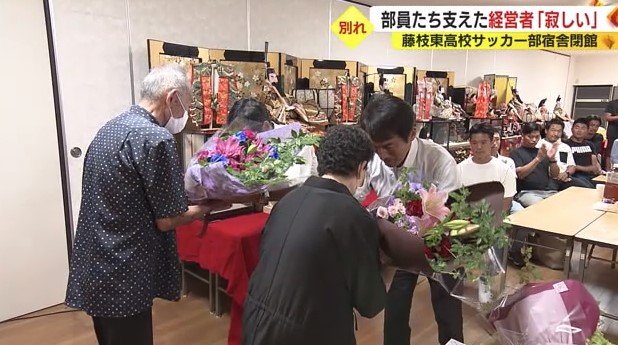 長年の感謝を込めた花束贈呈