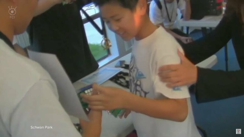 9歳でルービックキューブを始め、10歳で大会優勝