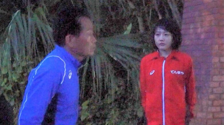 武富豊監督（左）から東京五輪延期発表を聞く