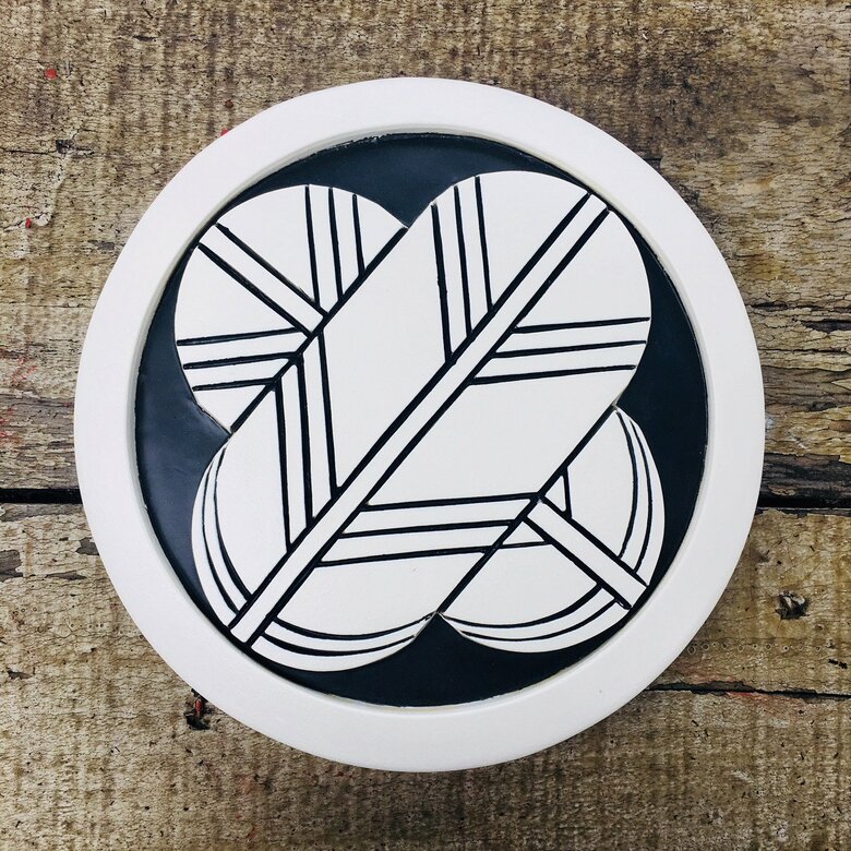 家紋なども製造している（画像提供：廣部硬器）