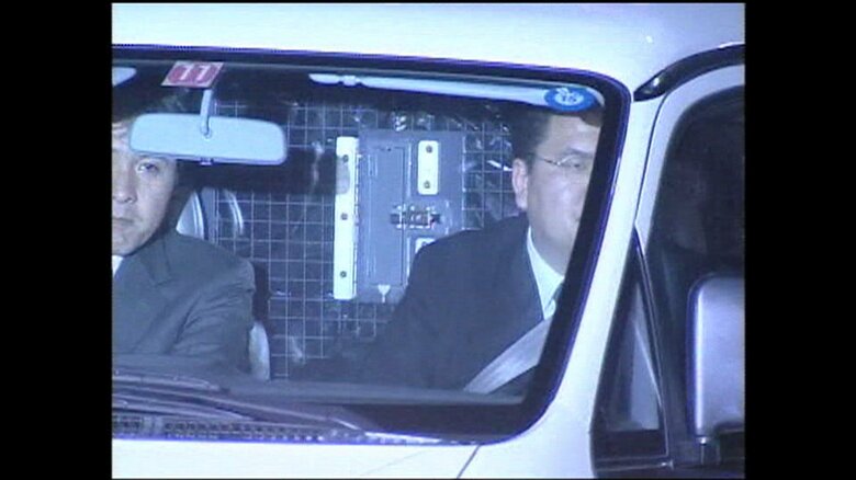 警視庁に入る中村泰元受刑者を乗せた車　2004年2月