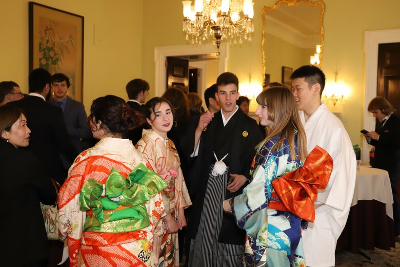 約80人の大学生が着物やドレスに着飾り出席した