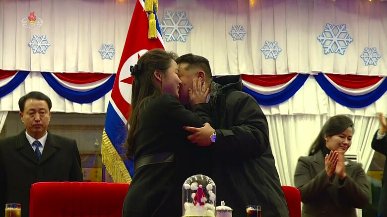 抱き合い、両頬に口づけする金総書記と「ジュエ」氏（朝鮮中央テレビ・1月1日放送）