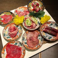 炙り肉巻き寿司や壺漬けハラミも 大人の雰囲気で80種以上が食べ放題のコスパ抜群焼肉店【国際センター】