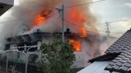 住宅も軽自動車も全焼 「建物から炎が...」