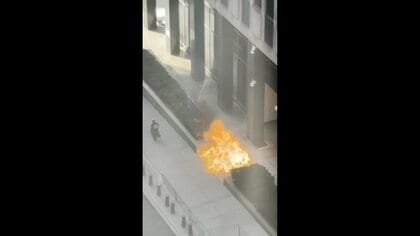 「移民当局出ていけ」ニューヨークでICE入るビルの前で放火　元陸軍兵士の男逮捕　3人軽傷