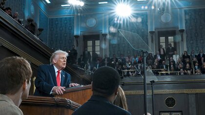 トランプ大統領のテレプロンプター担当、賭け関与疑いで職務停止　10万ドル以上の利益か