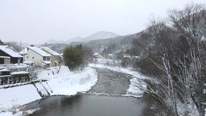 【中継】関東山沿いでも大雪…山から強く吹く風で欄干や電柱の片側だけに雪が　群馬・みなかみ町で積雪40cmの所も