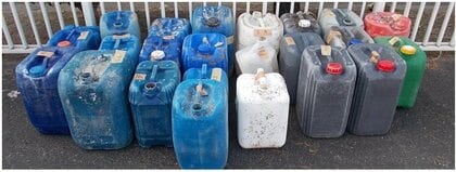 ポリタンクが今年も海岸につぎつぎ漂着　ハングルや英語の表記　過去には注射器や信号弾も確認「絶対さわらないで」福岡・北九州市