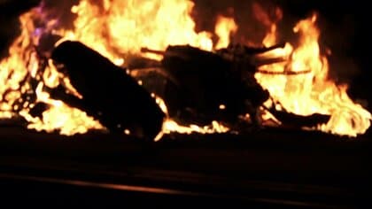 【衝撃映像】市道でバイク同士が衝突して炎上　男性1人が病院に搬送される　周辺は一時交通規制も