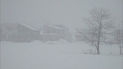 日本海側で“冬の嵐”に　空の便 12日は数便欠航　新幹線も遅れが出る見込み
