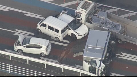 走行中のトラックが前方のトラックに衝突、乗用車4台を巻き込む多重事故　男女6人負傷　福岡・宗像市