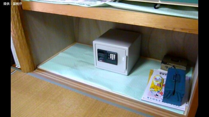 押し入れには金庫が1つ。怪しいものは特に入っていなかったが…
